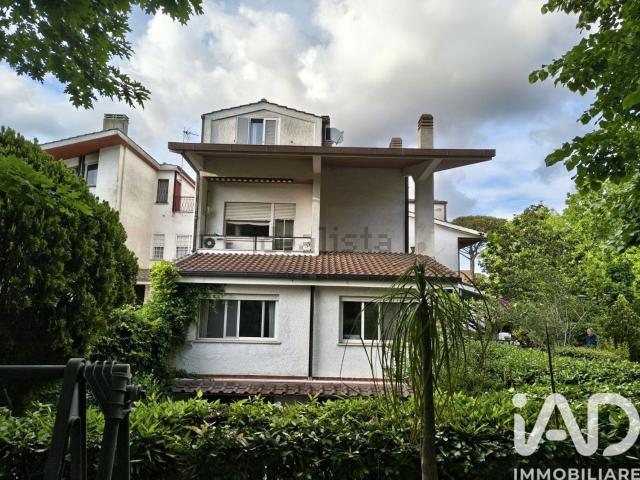Case e ville in vendita di 400 m² in Viale Gorgia di Leontini