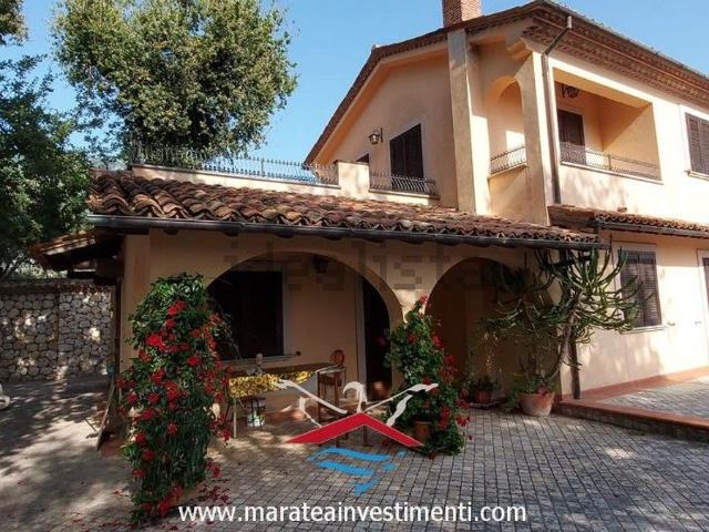 Case e ville in vendita di 400 m² in Contrada Caini, 14