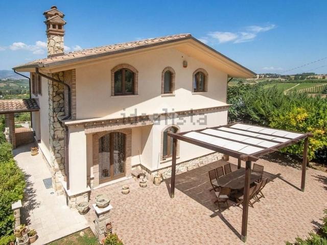 Case e ville in vendita di 400 m² in Contrada Caprini, 1