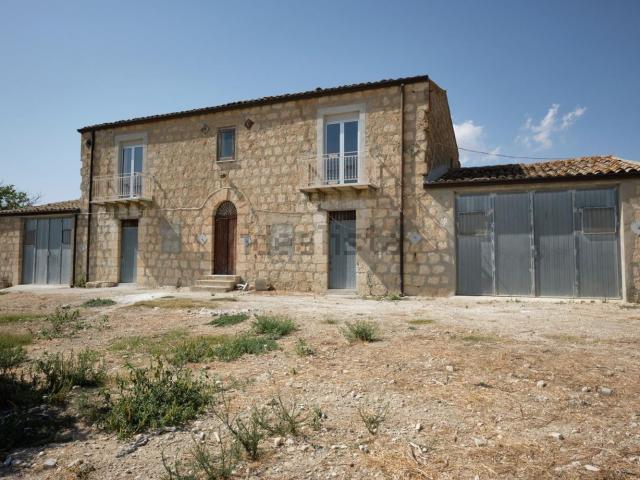 Case e ville in vendita di 400 m² in Contrada Dilena