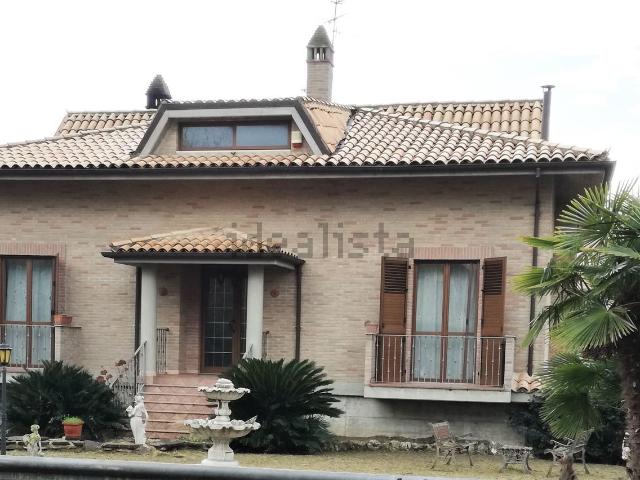 Case e ville in vendita di 400 m² in Contrada Riccio, 39