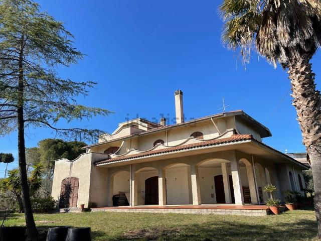 Case e ville in vendita di 400 m² in Contrada San Donato, 2