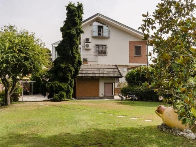 Case e ville in vendita di 400 m² in Corso Giacomo Matteotti, 81