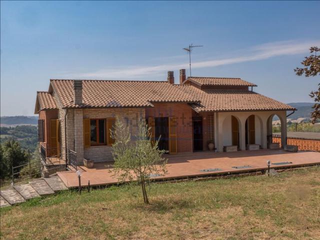 Case e ville in vendita di 400 m² in Frazione Collevalenza, 63