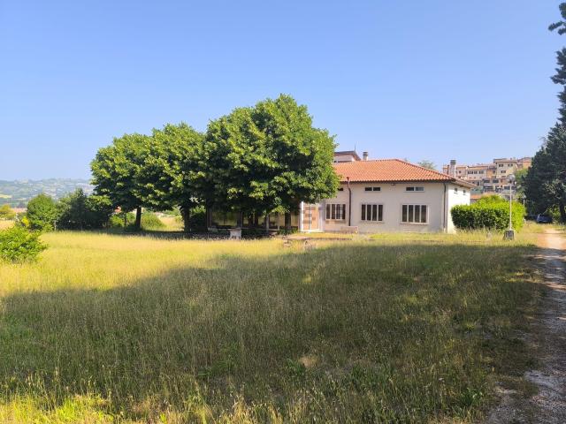Case e ville in vendita di 400 m² in Località Colle