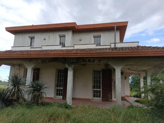Case e ville in vendita di 400 m² in Località Fronte Primo Tronco, 78