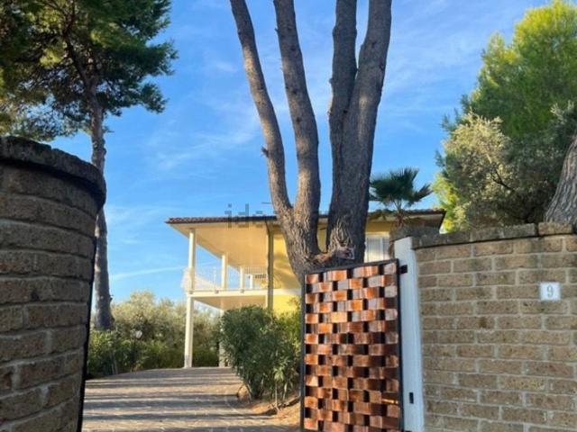 Case e ville in vendita di 400 m² in Strada Colle Pizzuto, 9