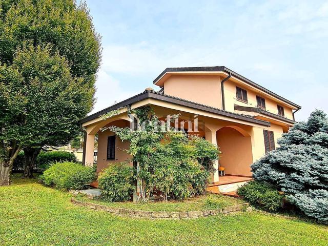 Case e ville in vendita di 400 m² in Strada Cacciolo, 21