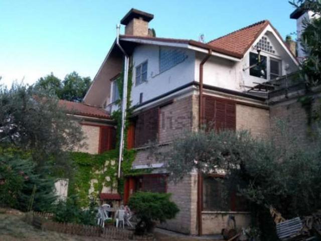 Case e ville in vendita di 401 m² in Strada del Gioglio, 63