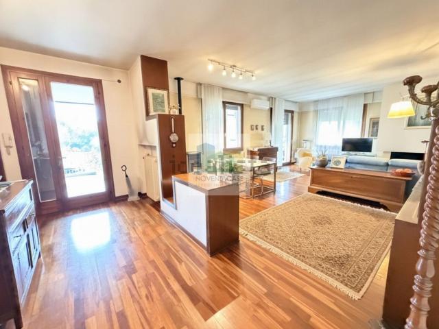 Case e ville in vendita di 402 m² in Via G. Mazzini