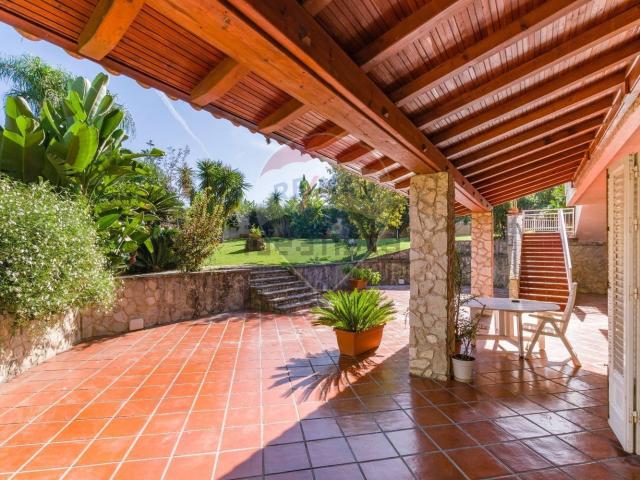 Case e ville in vendita di 402 m² in Viale della Regione Siciliana Nord Ovest, 7800