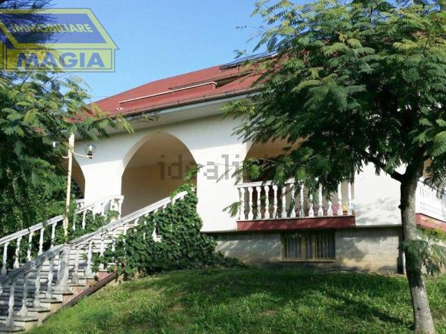 Case e ville in vendita di 403 m² in Via Salaria, 105