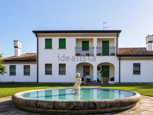 Case e ville in vendita di 404 m² in Via Callunga