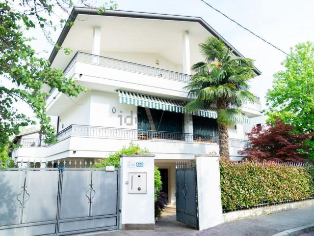Case e ville in vendita di 404 m² in Via Genova, 23