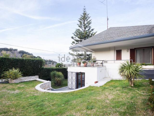 Case e ville in vendita di 405 m² in Strada Provinciale Acropoli di Cuma, 1