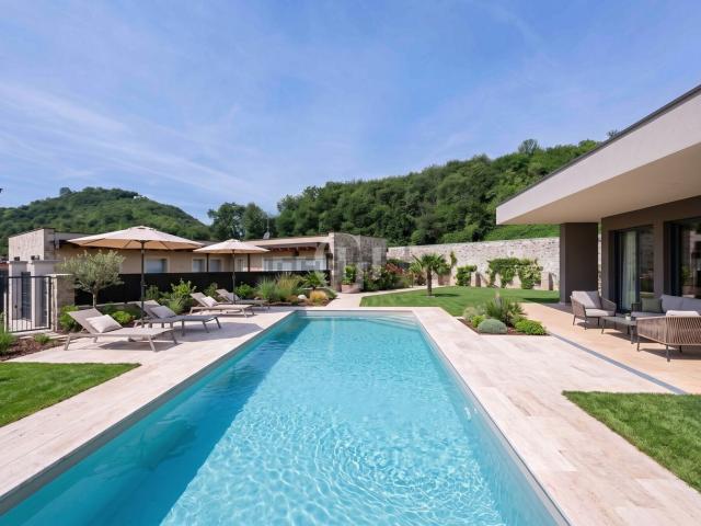 Case e ville in vendita di 406 m² in Via Badia