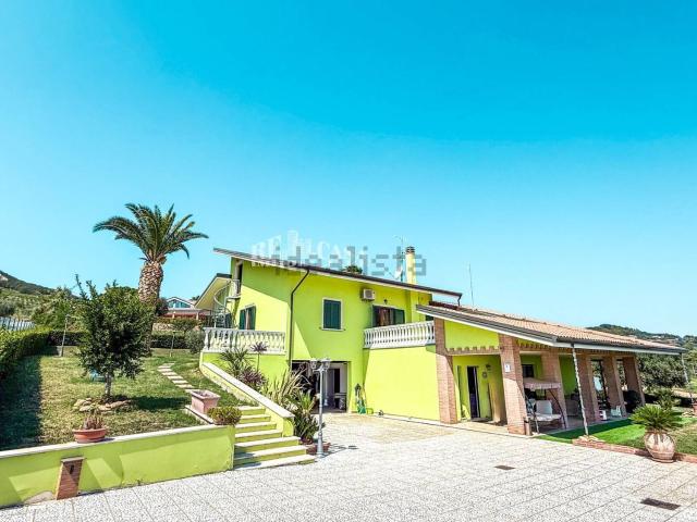 Case e ville in vendita di 408 m² in Via Dei Castani