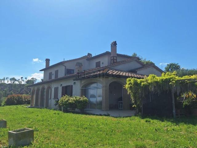 Case e ville in vendita di 408 m² in Via Ortana Vecchia, 122