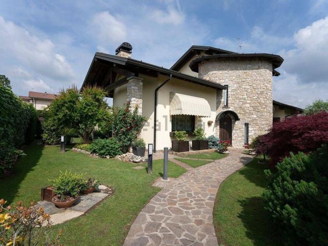 Case e ville in vendita di 408 m² in Via Luciano Manara, 15