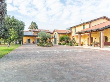 Case e ville in vendita di 408 m² in Via Nespolaro