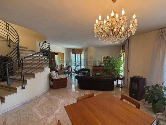 Case e ville in vendita di 410 m²