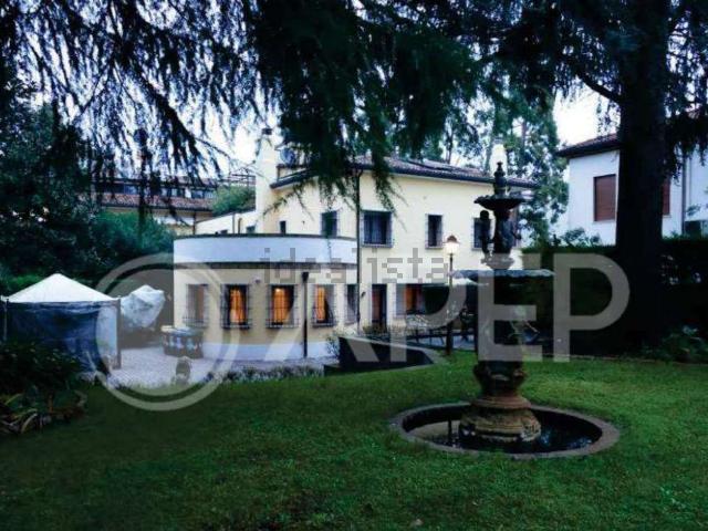Case e ville in vendita di 410 m² in Via dei Mille, 12