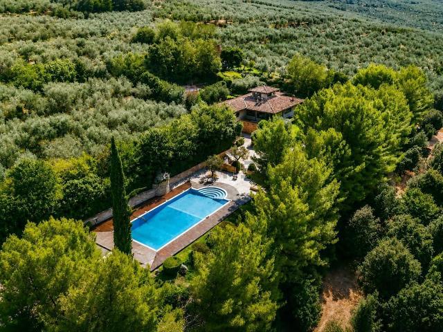 Case e ville in vendita di 410 m² in Via delle Regioni, 2