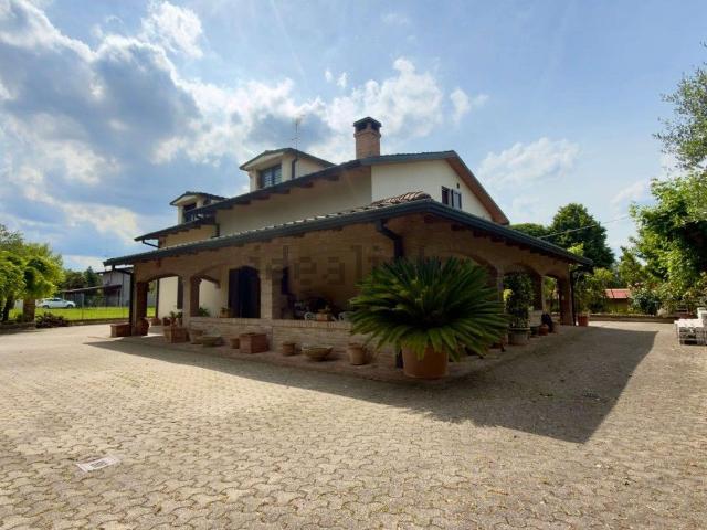 Case e ville in vendita di 410 m² in Via Montanara, 3