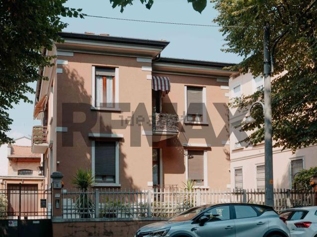 Case e ville in vendita di 410 m² in Via Montebello, 6