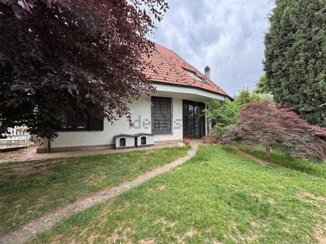 Case e ville in vendita di 410 m² in Via Pragelato, 2