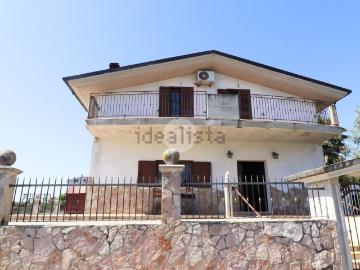 Case e ville in vendita di 410 m² in Via Roberto Nasuti, 24