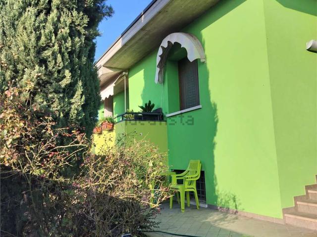 Case e ville in vendita di 410 m² in Via Don L. Benassuti, 25