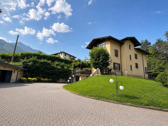 Case e ville in vendita di 290 m² in Viale Alessandro Manzoni, 3