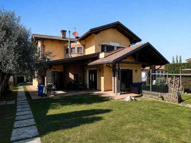 Case e ville in vendita di 411 m² in Via Roaschia