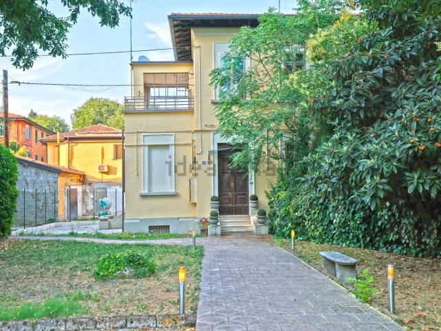Case e ville in vendita di 411 m² in Via Paolo Fabbri