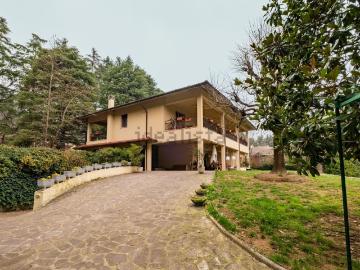 Case e ville in vendita di 412 m² in Via dei Pini