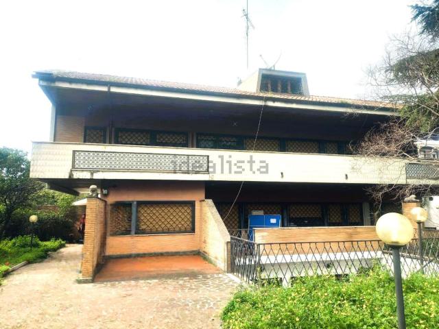 Case e ville in vendita di 413 m² in Viale dell&apos Umanesimo, 70