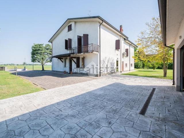 Case e ville in vendita di 413 m² in Strada Staffola, 32