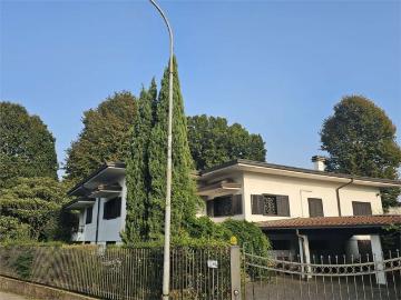 Case e ville in vendita di 414 m² in Via Monviso, 5