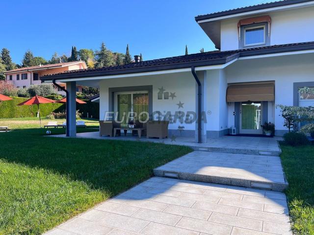 Case e ville in vendita di 415 m² in Via Valfiorita, 2