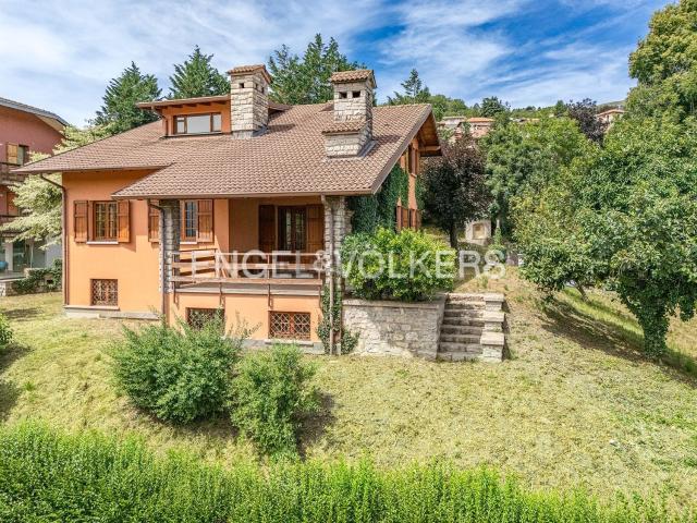 Case e ville in vendita di 416 m² in Via per Asso