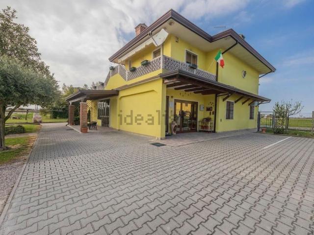 Case e ville in vendita di 417 m² in Via Toscanini