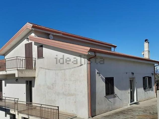 Case e ville in vendita di 418 m² in Via B Telesio
