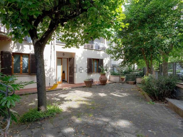 Case e ville in vendita di 418 m² in Via XXV Aprile