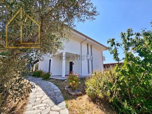 Case e ville in vendita di 420 m² in Via dei Pini, 2