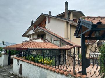 Case e ville in vendita di 420 m² in Via Colle Iannini