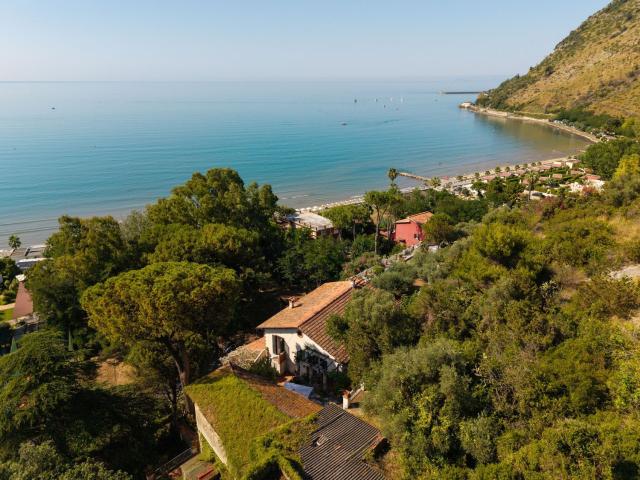 Case e ville in vendita di 420 m² in Via Appia, 104