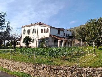 Case e ville in vendita di 420 m² in Via Giovanni Ninni