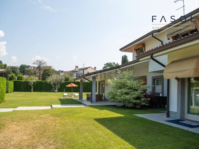 Case e ville in vendita di 420 m² in Via delle Rose