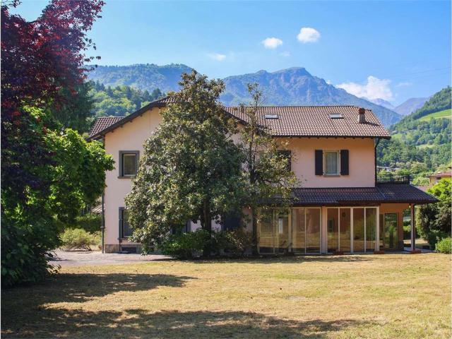Case e ville in vendita di 420 m² in Via Ernesto De Angeli